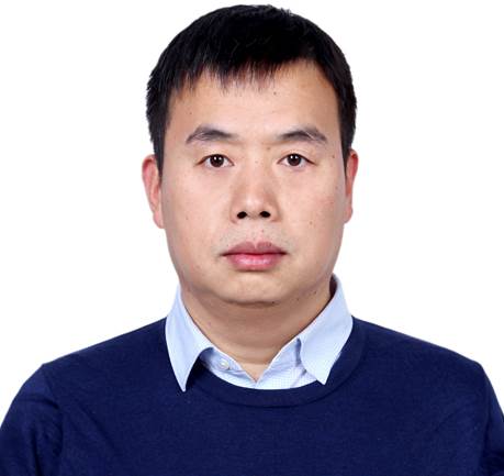 男人穿着衬衫描述已自动生成