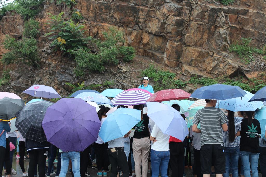 张院长雨中为同学讲课